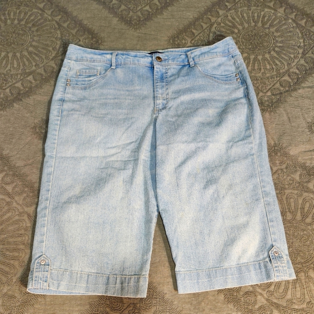 😀Bandolino Light Blue Denim Capri Jeans
